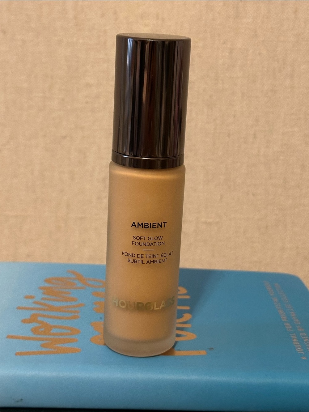 Hourglass Ambient Soft Glow Foundation - shade 9.5